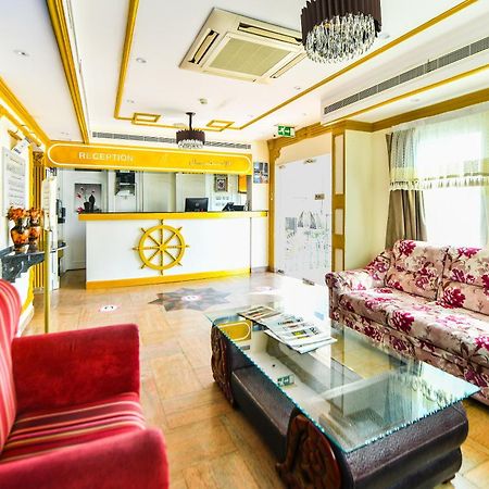 Oyo 137 Marina Hotel Maszkat Kültér fotó